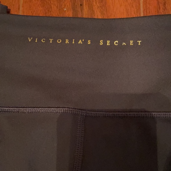 Grey Victoria Secret leggings with pockets - Picture 2 of 5